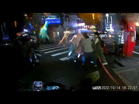 有推娃娃車的行人欸！