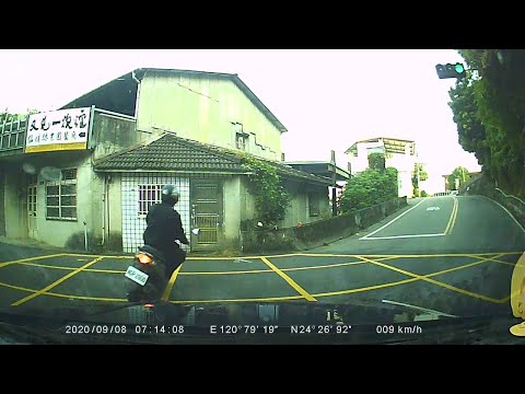 三寶想直行卻在轉彎車旁逆向超車