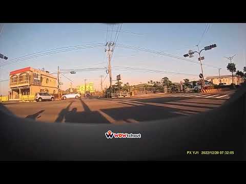 馬路三寶車禍影片 搶左轉遇上闖紅燈（ 屏東縣萬丹鄉中興路一段與新社路口
