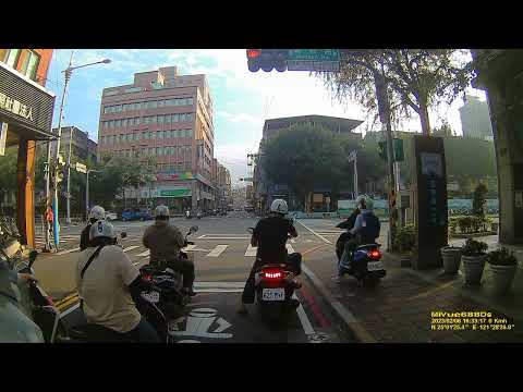 FILE230 163226F0 駕車行駛人行道 traffic violation 〈Pelanggaran lalu lintas〉 交通違反 〔vi phạm giao thông〕