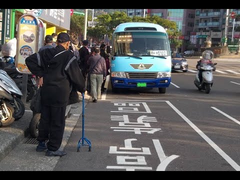 鄭姓計程車司機4年前在公車停靠區違規停車，使公車被迫只能併排停靠讓乘客下車，導致胡姓女大生騎機車載余姓女大生閃避該處時，...