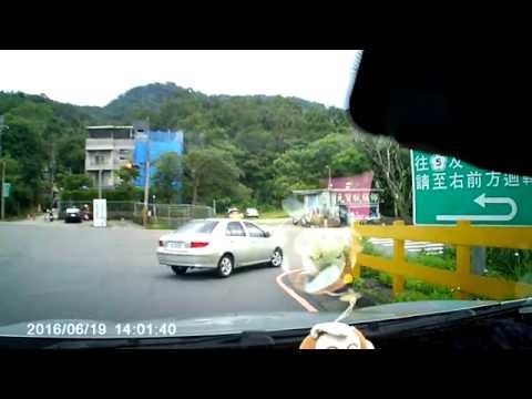 【4136-DS】石碇服務站出口闖紅燈右轉(已檢舉)