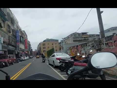 載小孩邊騎邊用手機  