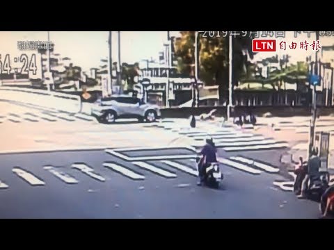 又見三寶！再10秒就轉綠燈 騎士闖紅燈被撞飛 (翻攝畫面)
