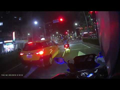 三寶9/26 下班的時候遇到的特攻隊外送員，直接闖紅燈迴轉，是有多急著跑單阿...?