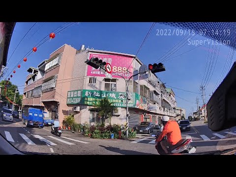 帥三寶，轉彎硬要插進車隊中，聽到喇叭就路怒