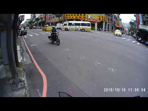 闖紅燈的三寶 差點要GG了