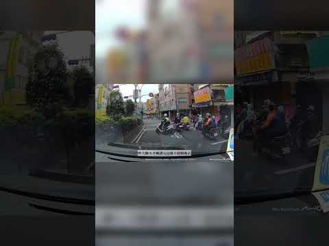 警察面前機車違規行駛斑馬線，當場被抓