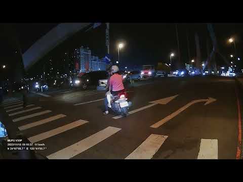 【239-NSH】檢舉結案成立 一個時間兩個違規～未依規定使用方向燈，不按遵行之方向行駛