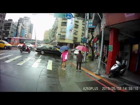 14:54 闖紅燈害人摔車