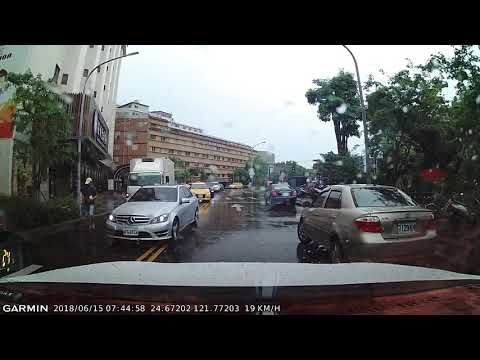 一大早就遇到三寶，一個逆向，一個騎錯車道