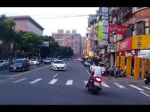 07 24 都在跨越雙黃線左轉, 還差點造成對撞