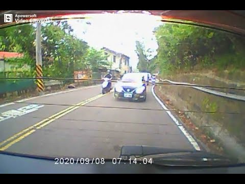 三寶想直行卻在轉彎車旁逆向超車