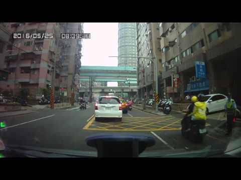 我前面的車差點撞上女三寶