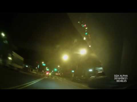 不開燈又闖紅燈的機車三寶