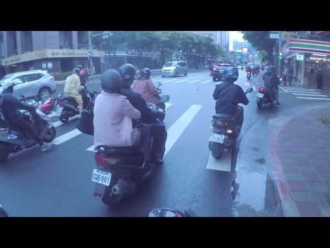 東興路前方機車違規左轉--導致後方機車摔車