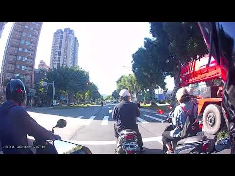 在地的 闖剩下幾秒的紅燈 躲過前面的兩個紅燈