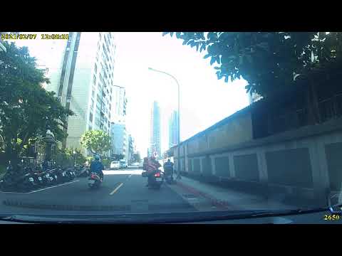 智障三寶差點被計程車撞死