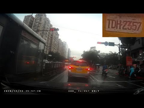 【TDH-2357】計程車號變換車道未依規定使用方向燈
