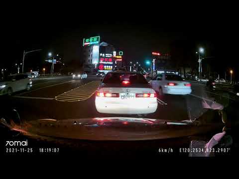 下班遇到三寶 原以為很兇歐開公車道 咦 開去對向車道了