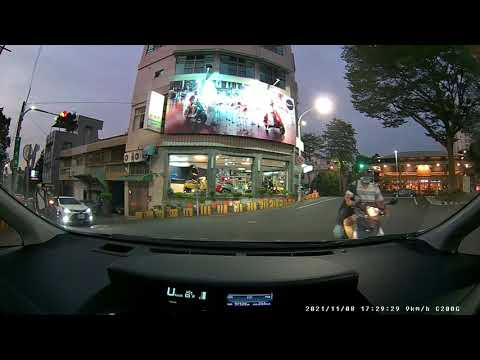 差點被闖紅燈的三寶擊中！