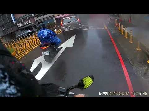 雨天切西瓜走在標線上不怕滑嗎？