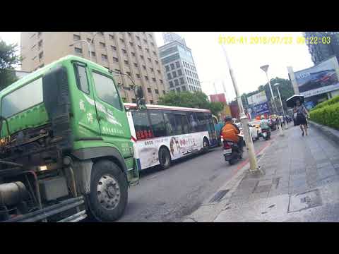 107/07/23 汐止COSTOC往南港方向 上午09:22車禍+計程車擋住機車上橋路線