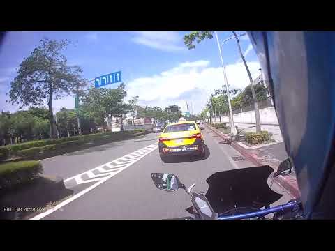 三寶7/29 計程車貌似忙著做別的事情亂飄移，另一台機車則是趕著去投胎