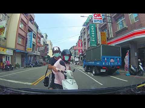 三寶上路  直接逆向衝過來！！！後座的反應太快啦~