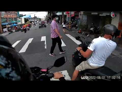 三貼載小孩還敢這樣不守規矩   