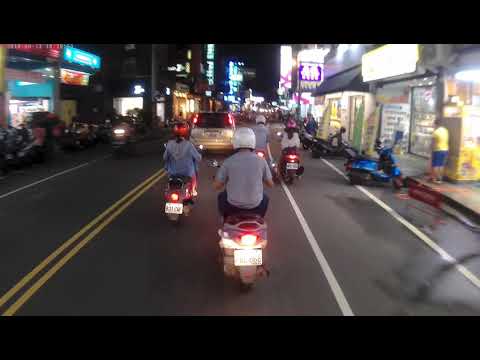 拍攝：女騎士停在車道上滑手機