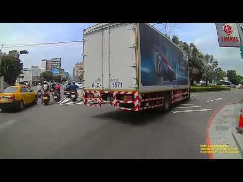 出巷子不看車的三寶騎士+中線車道違規轉彎的三寶卡車 FILE2 101440F0