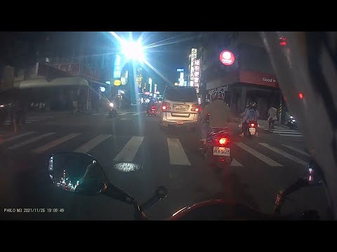 這電動代步車我不行，謝謝貨車大哥的雙黃燈