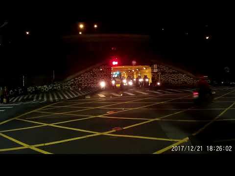 12 21 騎腳踏車碰到紅燈別冒冒失失的