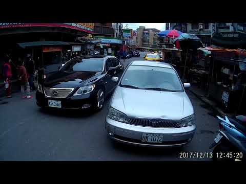 12 13 你要不要乾脆一點停在路中間算了 反正都擋路了