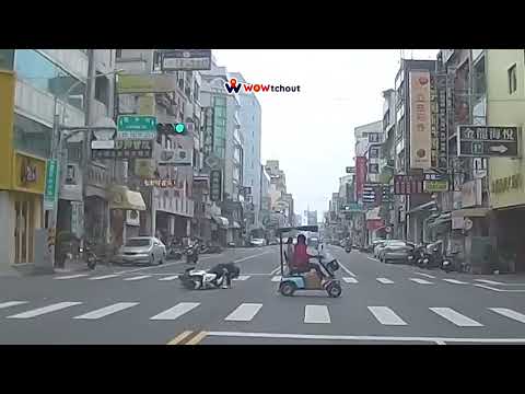 三寶.車禍影片 車禍影片神主牌冒出女騎士剎車不及自摔 嘉義市西區民生北路