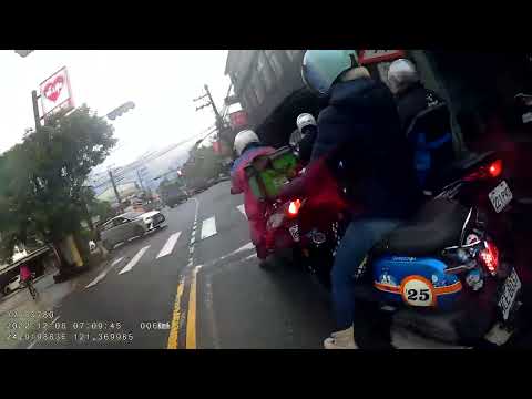 亂鑽的騎士vs逆向的汽車