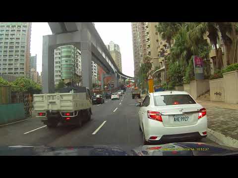 交通要道紅線未打燈任意停在車道上