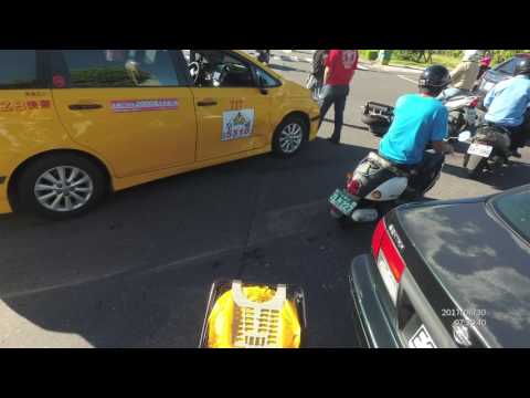 06-30 草衙車禍路過 小黃  VS 地瓜：幸好機車騎士沒事