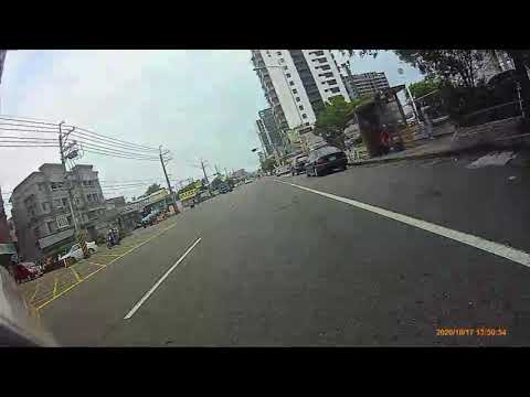 死三寶（1分55秒） 幸好是剛起步 沒騎很快 汽車停死角處 根本看不到逆向機車 還好我反應夠快 煞車夠利 不然GG了