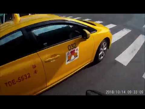 小黃與違停汽車的特級機車包圍網