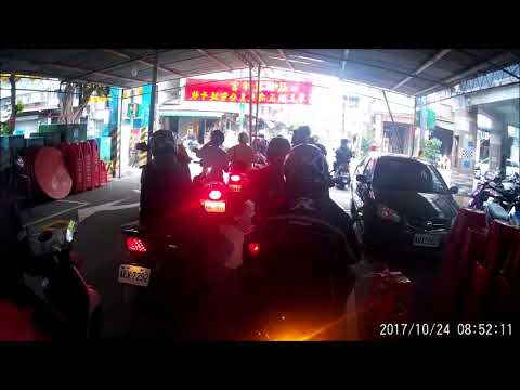 10 24 宮廟把馬路就這樣搭起棚架好像理所當然