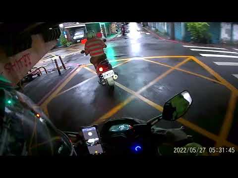 嘖 居然還會看一下有沒有車才闖 