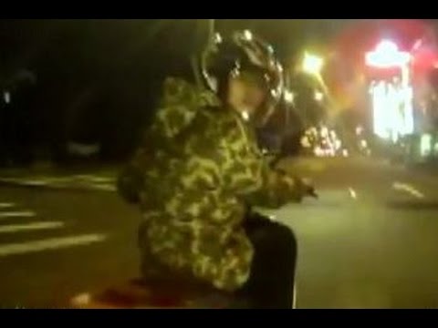 【ID-8956】不滿被超車！騎士急剎逼車嗆聲 還疑似出拳打人