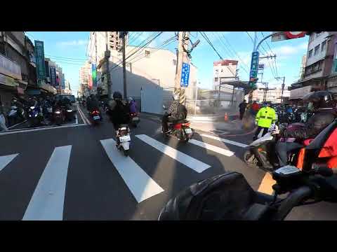 路寶記    後面載小孩急煞，這樣很危險，沒撞到!