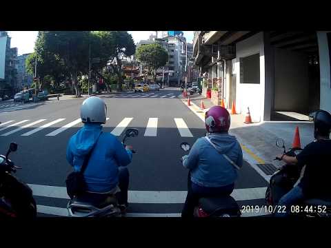 10 22 發現不載安全帽的屁孩 都勇於闖紅燈