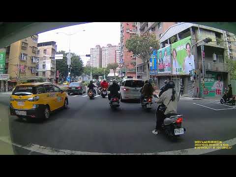 板橋 縣民大道三段&三民路一段路口 難得有警察抓違規左轉的汽車 通常都是抓違規代轉的機車 終於醒悟了 不然這裡常常會有不少汽車違規左轉導致路口壅塞 FILE221025 104240F0