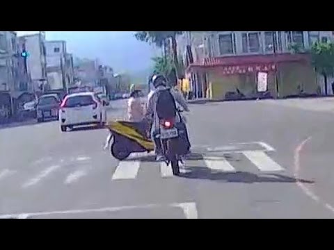 三寶直接騎機車走斑馬線闖紅燈，KTR差點撞上去