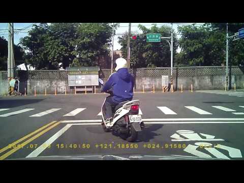 【8873-F7】小貨車闖紅燈(1分10秒處)PICT7082