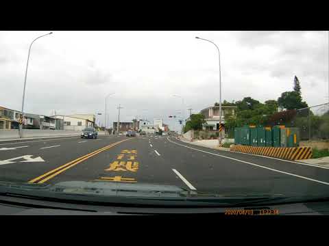 三寶 白牌車 闖紅燈 差一點就GG了...